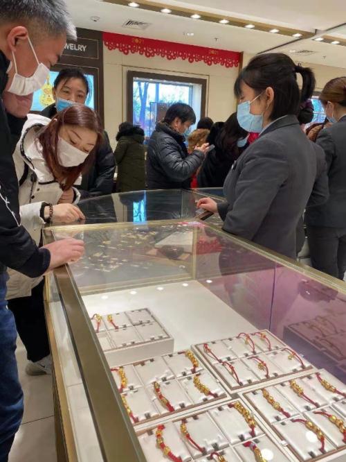 金店人氣火爆,黃金股大漲!春節(jié)臨近,生肖飾品、金條受青睞