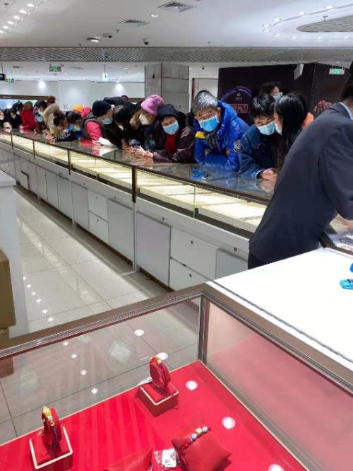 金店人氣火爆,黃金股大漲!春節(jié)臨近,生肖飾品、金條受青睞